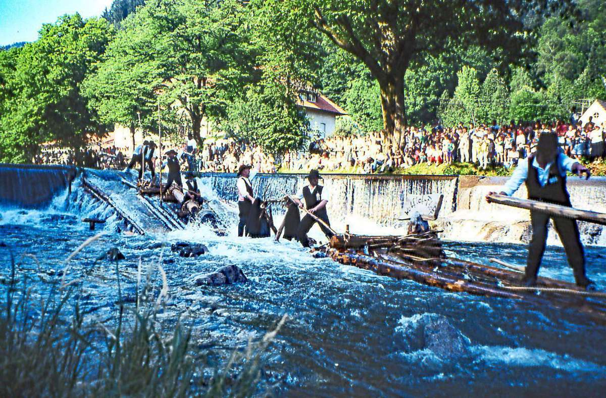 Die Flößerei bleibt in Wolfach als altes Handwerk weiterhin lebendig. Das zeigt auch diese Aufnahme auf dem Jahr 2004. Foto: Haas