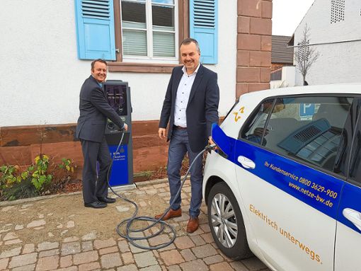 Testeten die erste E-Ladestation in Ringsheim: Bürgermeister Pascal Weber und Daniel Kalt von der EnBW.  Foto: Gemeinde Foto: Lahrer Zeitung