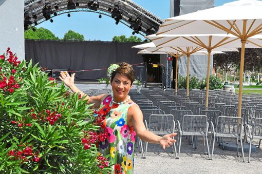 Passend zur LGS trägt Faber-Schrecklein ein farbenfrohes Blumen-Kleid. Hier steht sie vor der Bühne im Bürgerpark. Foto: Bieber Foto: Lahrer Zeitung