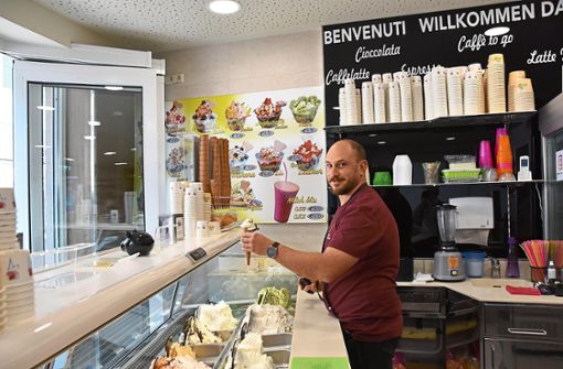 Eisdielenbesitzer Eder Rosso Dalponte bedient Gäste im Eiscafe da Claudio in der Marktstraße. Foto: Kapitel-Stietzel