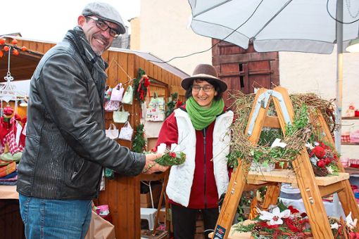 Auf dem Kenzinger Weihnachtsmarkt gibt es  hübsche Adventsgestecke und viel Kunsthandwerkliches zu kaufen.  Archivfoto: Meier Foto: Lahrer Zeitung