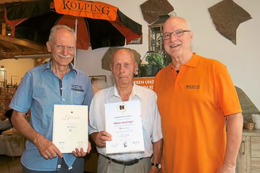 Alfons Hechinger (Mitte) wurde für 70 Jahre Mitgliedschaft in der Kolpingsfamilie geehrt, Alfred Wetterer für 50 Jahre. Mit ihnen freut sich  Werner Kohler (rechts). Foto: Bohnert-Seidel Foto: Lahrer Zeitung