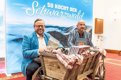 Initiator Ulf Tietge (links) und STG-Geschäftsführer Hansjörg Mair stellen das neue Schwarzwald-Kochbuch vor. Foto: Verlag Foto: Lahrer Zeitung