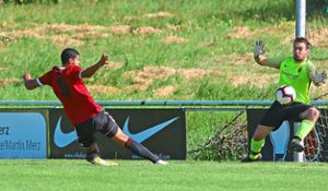 Darwin Jacinto Sabando Cedeno erzielt die 1:0-Führung für den Landesligisten Bühl gegen den SV Oberschopfheim.  Foto: Heck Foto: Lahrer Zeitung