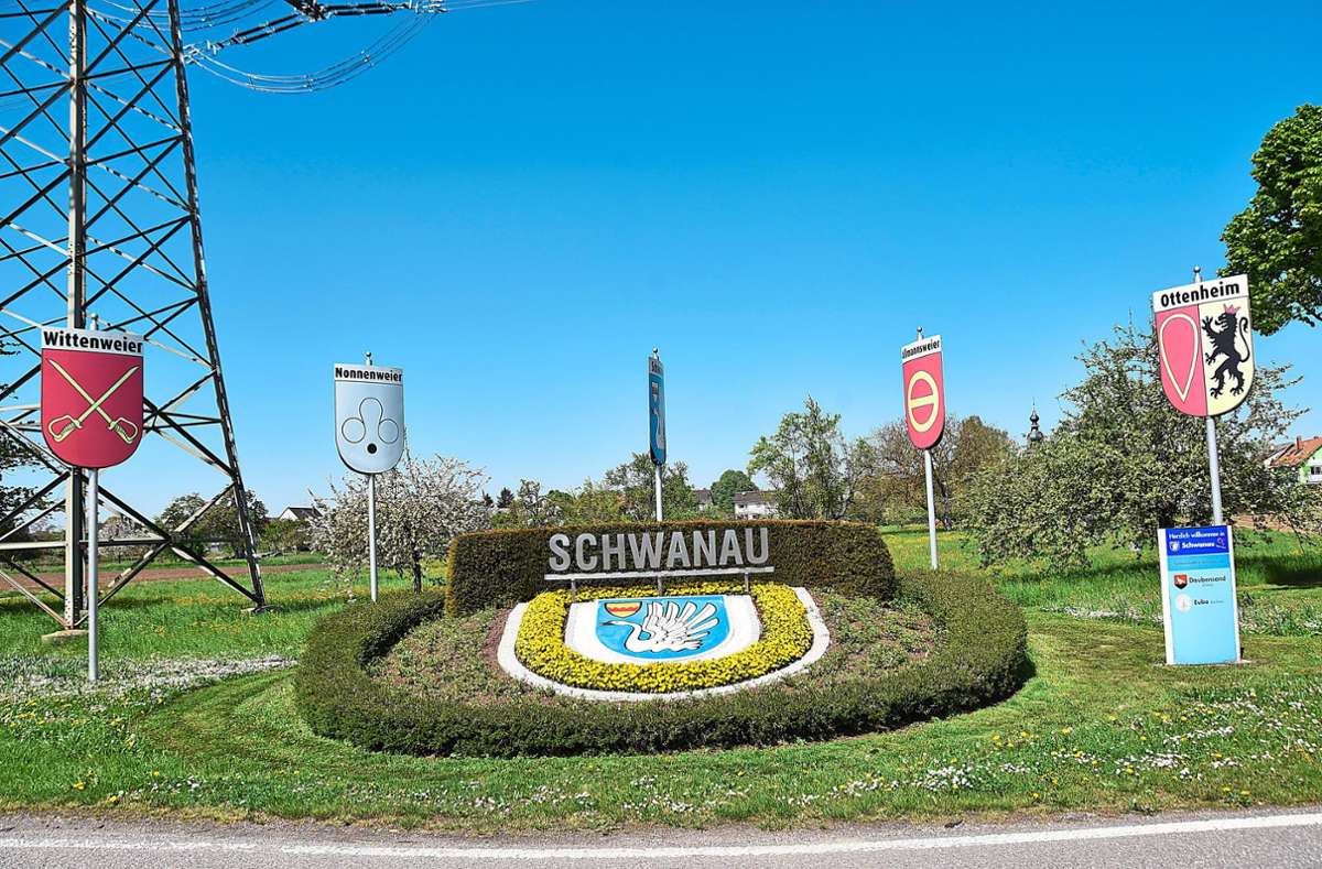 Am Ortseingang von Allmannsweier präsentiert sich die Gemeinde Schwanau mit ihrem Wappen und denen der vier Ortsteile.
