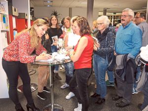 Nach der Lesung herrschte großer Andrang auf Tamina Kallert (links), die Bücher signierte und Autogramme gab.  Foto: Jehle Foto: Schwarzwälder Bote