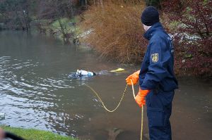 Auf der Suche nach dem Vermissten durchkämmten Polizeitaucher auch zwei Seen. Nun wurde der 82-Jährige tot auf einer Wiese gefunden. Foto: Kamera 24