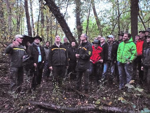 Förster Günter Hepfer (links) erklärte den Teilnehmern an der Waldbegehung, wie der Zehnjahresplan aussehen soll.  Foto: Heitzmann Foto: Lahrer Zeitung