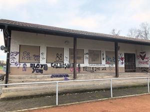 Die Fassade des Sportheims bei Meißenheim ist beschmiert worden –  auch mit rechtsradikalen Parolen. Diese wurden von der Redaktion unkenntlich gemacht.  Die Gemeinde hat den Vandalismus angezeigt.   Foto: Gemeinde