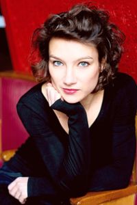 Die Sopranistin Lena Kiepenheuer ist mit der Holst-Sinfonietta heute, Samstag, im Schlossbergsaal Freiburg zu hören.  Foto: Promo Foto: Schwarzwälder Bote