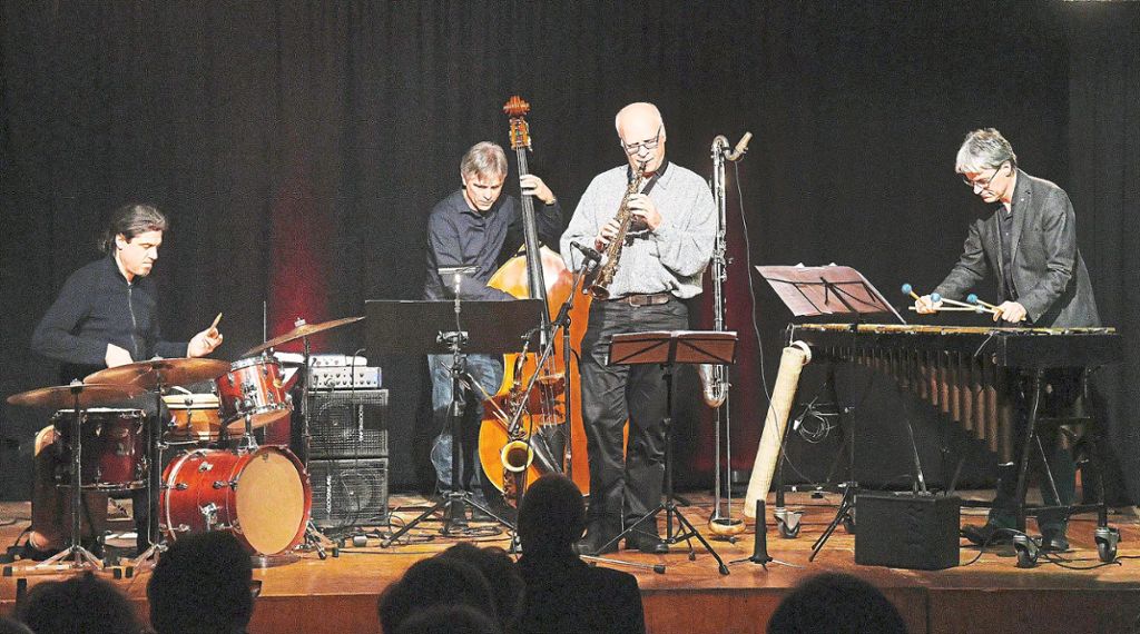 Matthias Stich (Saxofon, Bassklarinette)  und Michael Kiedaisch (Vibrafon)  boten bei ihrem Konzert im Stiftsschaffneikeller ein  harmonisches Wechselspiel.  Foto: Künstle