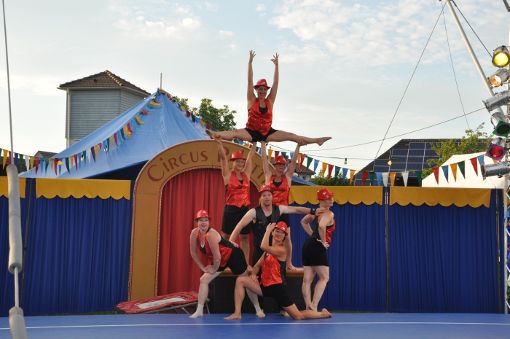 Von Anfang an mit dabei: Seit 28 Jahren treten die Saltinis im Circus Paletti auf. Dieses Jahr begeisterten sie zum Thema Burlesque. Foto: Göpfert