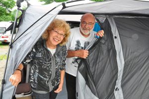Dagmar Vogt und Xaver Schwer machen es sich in ihrem Zelt auf dem Seelbacher Campingplatz gemütlich. Foto: Schabel