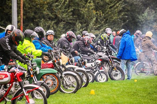 Am Start: Rund 60 Mofa-, Moped- und Mokick-Fahrer machten sich am Samstag von Kippenheim auf eine Tour durch die Region. Anschließend wurde bei den Faustballern gefeiert. Foto: Decoux-Kone