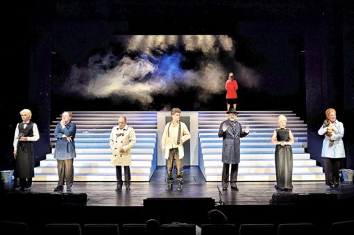 Szene aus dem Absurden Theaterstück Die Nashörner, das in Offenburg zu sehen ist.  Foto: Pfeiffer Foto: Lahrer Zeitung