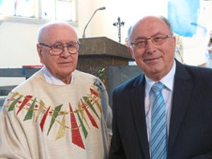 Der Pfarrgemeinderatsvorsitzende Stefan Allgaier dankte Pater Gottfried (links) für seine Arbeit. Foto: Vögele
