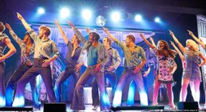 Das Musical Saturday Night Fever punktet mit vielen Tanzszenen. Foto: Serr Foto: Lahrer Zeitung
