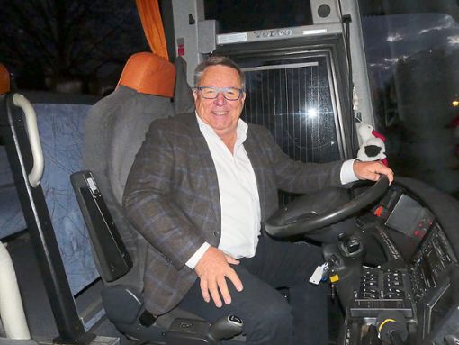 Die Freude steht ihm ins Gesicht geschrieben: Reisebusunternehmer Manfred Schoor darf wieder Gäste begrüßen. Die erste Tagesfahrt ist  am 10. Juni geplant.  Foto: Bohnert-Seidel