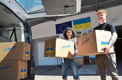 Gabi Rauch und Nicolai Hoch beladen den Transporter, der am Donnerstag aus Lahr in die Ukraine fährt. Foto: Schabel