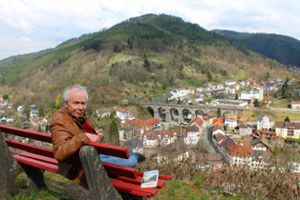 Dieter Stein genießt den Ausblick auf die Eisenbahnbrücke von Hornberg, von deren Bau sein Roman erzählt.  Foto: Achnitz
