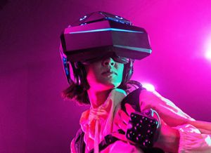 Mit VR-Brille, Computer-Rucksack sowie Hand- und Fußtrackern bewegen die Besucher sich bei Yullbe durch eine virtuelle Welt, die wie ihnen die Realität erscheint. Foto: Park