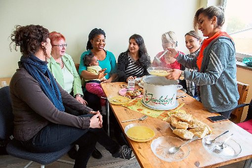 Frauen vom Projekt MILA –­ Migration, Integration, Leben und Arbeit – haben bereits damit begonnen, Suppen vorzukochen.  Foto: cb Foto: Lahrer Zeitung