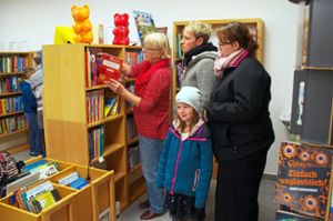 Bücherei-Mitarbeiterin Barbara Eisele (links) hilft den Besuchern bei der Suche nach den gewünschten Büchern. Foto: Baublies Foto: Lahrer Zeitung
