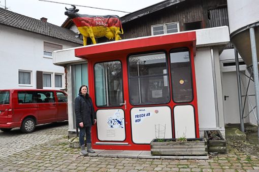 Elke Petzold vor dem Milchautomaten in Altenheim. Dort findet morgen eine Solidaritäts-Aktion statt.   Foto: Kornfeld