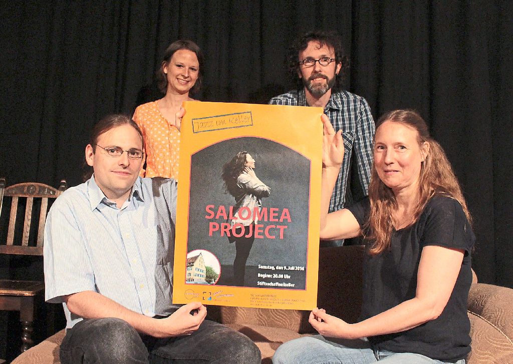 Matthias Morton (von links), Susanne Schmidt, Christopher Kern und Annette Birnbaum präsentieren das Plakat zum ersten Konzert der neuen Reihe Jazz im Keller.