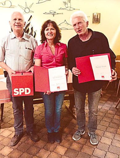 Der SPD-Vorsitzende Friedhelm Tscherter (von links) ehrte Agnes Garnschröder und Thorsten Kossek. Foto: Fink Foto: Lahrer Zeitung