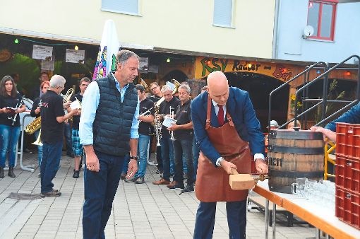 Mit dem Fassanstich eröffnete Bürgermeister Jürgen Louis (rechts) die Rhein.feier am Freitag.  Foto: Meier