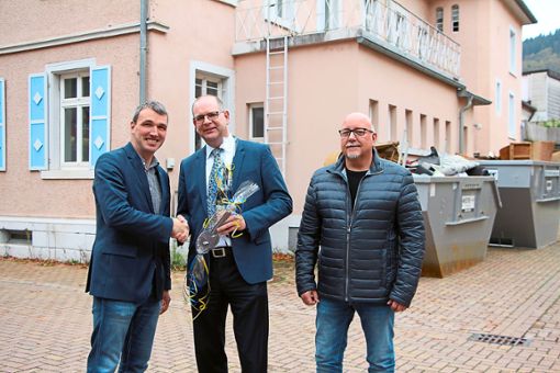 Bürgermeister Thomas Geppert (von links) überreichte den symbolischen Schlüssel an Brenz-Heim-Geschäftsführer Markus Harter. Mit Planer Bernd Bohlayer wird der Erweiterungsbau anstelle des Engelschulhauses realisiert.   Foto: Beule