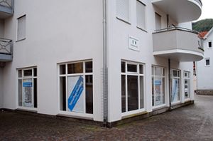 Die Plakate werben schon dafür: In die ehemaligen Räume des Modehauses Keilbach in der Hornberger Innenstadt zieht eine Tagespflegeeinrichtung ein. Fotos: Gräff Foto: Schwarzwälder Bote