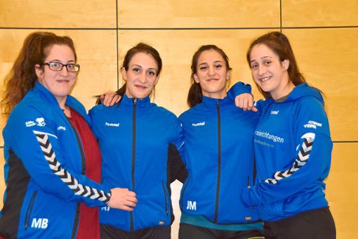 Die Schwestern Donika, Adelina, Rinora und Arlinda Tafa (von links) sind fast unzertrennlich – auch auf dem Handballfeld.  Foto: Gieger
