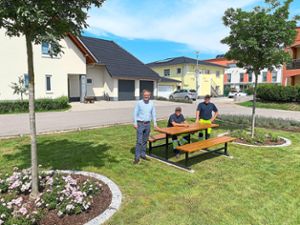 Bürgermeister Kai-Achim Klare (von links) mit den Bauhofmitarbeitern Oliver Wrobel und Joachim Schwörer, die die Bank-Tisch-Konstruktion eigenhändig gebaut haben. Foto: Gemeinde