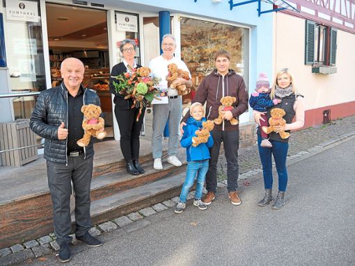 Erwin Moser (von links), Elke und Karl-Heinz Wöhrle, Lukas, Marco und Maren Schmidlin mit LiaFoto: Jehle Foto: Schwarzwälder Bote