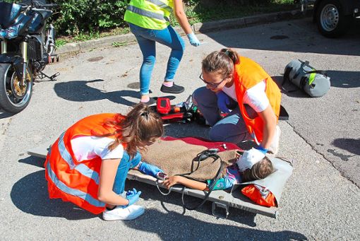 Das Jugendrotkreuz Schuttertal versorgte die Verletzten während der Übung an der Schule in Schweighausen. Fotos: Schmidt Foto: Lahrer Zeitung