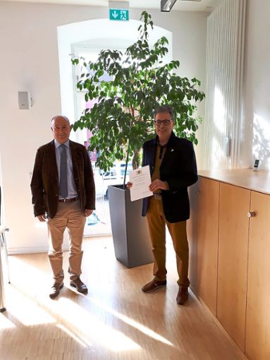 Ausgezeichnet: Norbert Bürkle-Kaluscha (rechts)  aus Mahlberg wurde für seine soziale Arbeit geehrt.  Foto:  Stadt Mahlberg