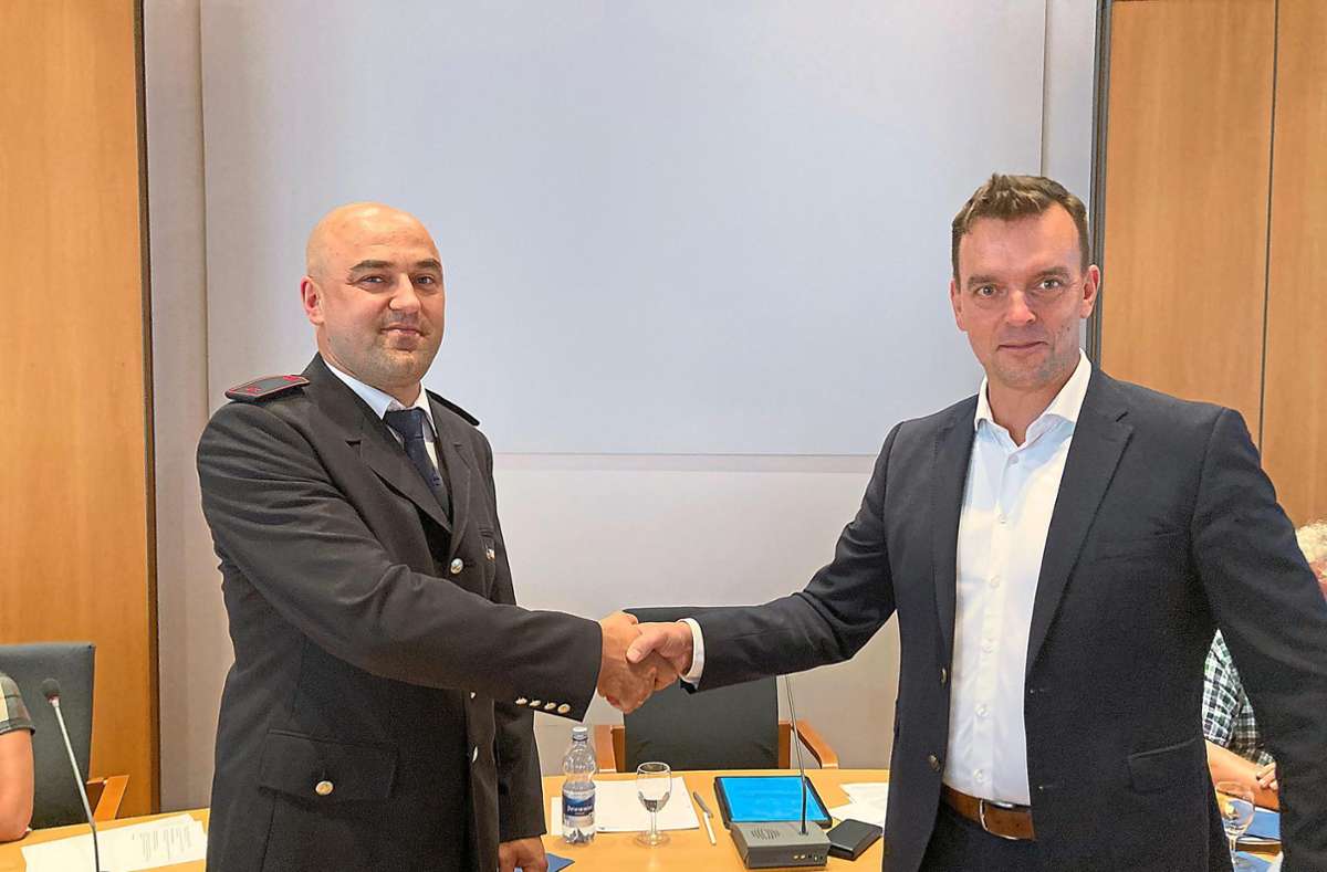 Thomas Geiger wurde von Bürgermeister Erik Weide per Handschlag als Abteilungskommandant bestätigt. Foto: Bohnert-Seidel