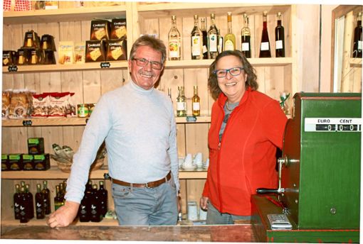 Werner Brucker und Marion Sokol betreiben ihr Genusslädele im Hausacher Mostmaierhof als offenen Treffpunkt mit Möglichkeit zum Einkauf. Foto: Störr Foto: Schwarzwälder Bote
