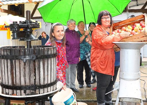 Der Regenschirm als  ständiger Begleiter – auch beim Trotten mit Silvia Siegmund (links) und Claudia Santo (rechts). Foto: Hiller Foto: Lahrer Zeitung