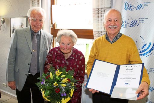 Johannes Narr (links) und Franz Walzer ehrten Gertrud Wiest für 70 Jahre VDK-Treue. Foto: Schnabl Foto: Lahrer Zeitung