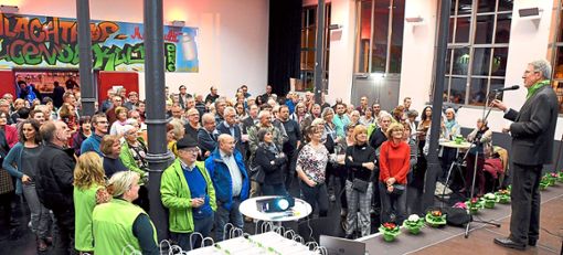 Oberbürgermeister Wolfgang G. Müller würdigte bei dem Fest im Schlachthof das Engagement der zahlreichen ehrenamtlichen LGS-Helfer.  Foto: Wendling