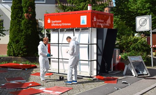 Spezialisten für Spurensicherung  untersuchten den Tatort nach der Sprengung des Geldautomaten in der Nacht zum 8. Juni 2017.    Foto: Archiv: Braun