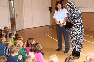 Polizistin Andrea Rehmann und die Grundschulkinder brachten dem  kleinen Zebra Verkehtsregeln bei.  Foto: Bohnert-Seidel Foto: Lahrer Zeitung