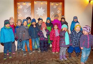 Viele Kindergartenkinder konnten es nicht erwarten, das Öffnen des Adventsfensters zu sehen. Foto: Claudia Dach Foto: Lahrer Zeitung