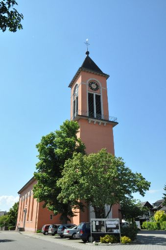 Der Kirchturm in Altenheim bleibt vorerst unbeleuchtet. Es fehlt an Geld.  Foto: Archiv