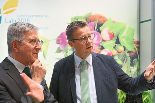 Lahrs OB Wolfgang G. Müller (links) unterhielt sich am Montag  mit Landwirtschaftsminister Peter Hauk am Stand der Landesgartenschau auf der CMT.   Foto: Lück