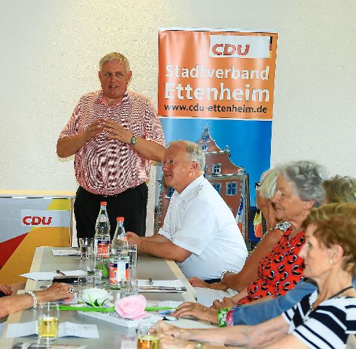 Der nordrhein-westfälische Minister Karl-Josef Laumann (links) sprach in Ettenheim auf Einladung von Peter Weiß (rechts) über das Thema Pflege.  Foto: Decoux-Kone