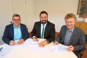 Alfredo Sánchez Casado (von links), Bürgermeister Philipp Saar und Volker Halbe unterzeichneten am Dienstag den Kooperationsvertrag mit dem Dolmetscherpool.  Foto: Kleinberger Foto: Schwarzwälder Bote
